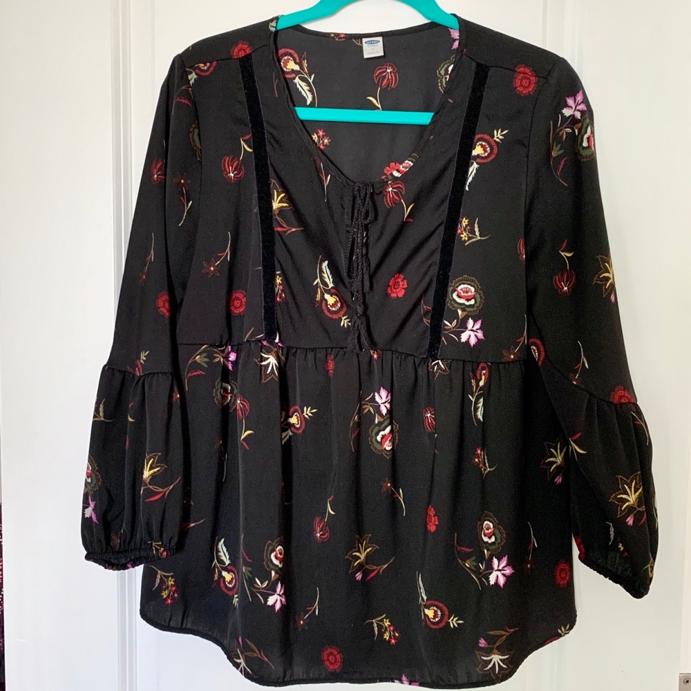 3/$20❄️Old Navy Floral Tie Blouse Velvet Accent M